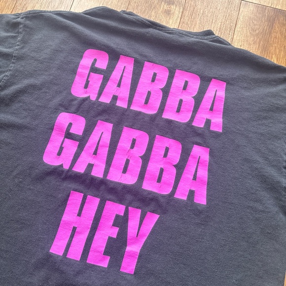Vintage 2006 Ramones “Gabbs Gabba Hey” licensed graphic band tee - Picture 5 of 7